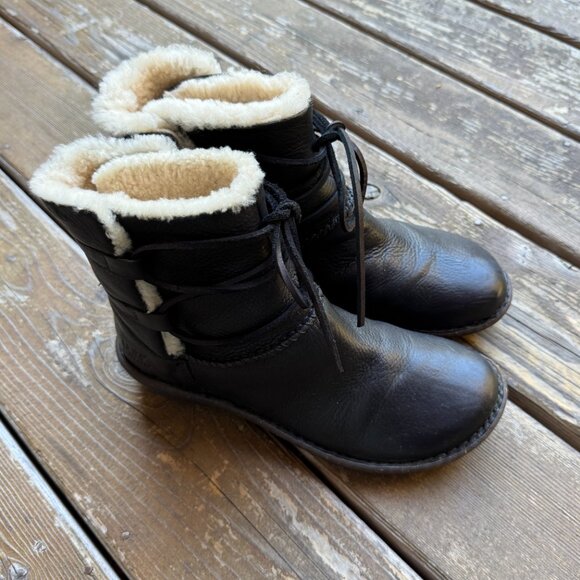 UGG AUSTRALIA Caspia Boot Lace-up Rich Leather Upper Sheepskin Lining Women’s 9 - Picture 1 of 12